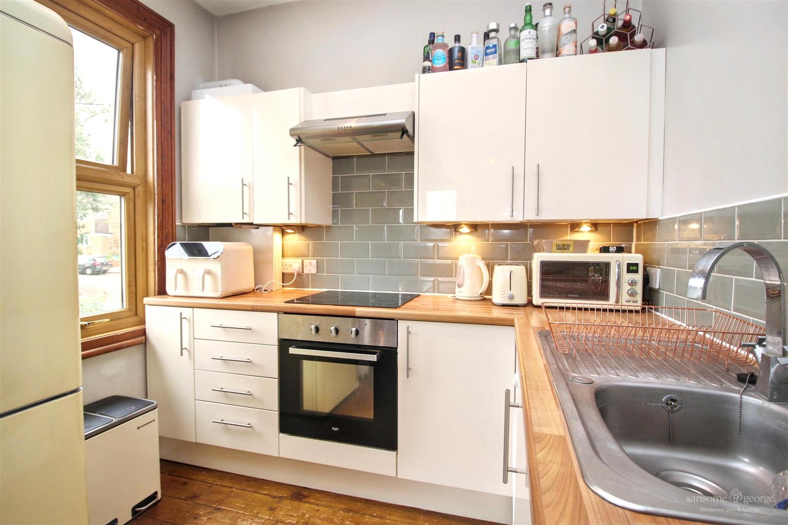 2 bed property in Connaught Road, Reading